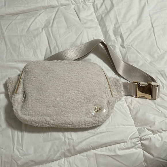 NWT Sold Out Online! Lululemon Everywhere Belt Bag 2L Fleece White Opal/Gold New - Picture 2 of 6